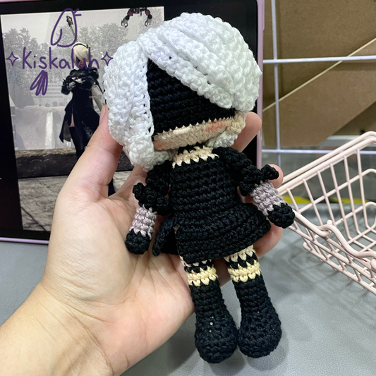 2B, Muñeca tejida amigurumi, crochet artesanal