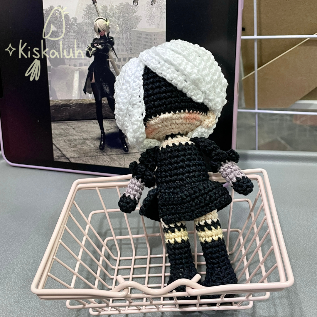 2B, Muñeca tejida amigurumi, crochet artesanal