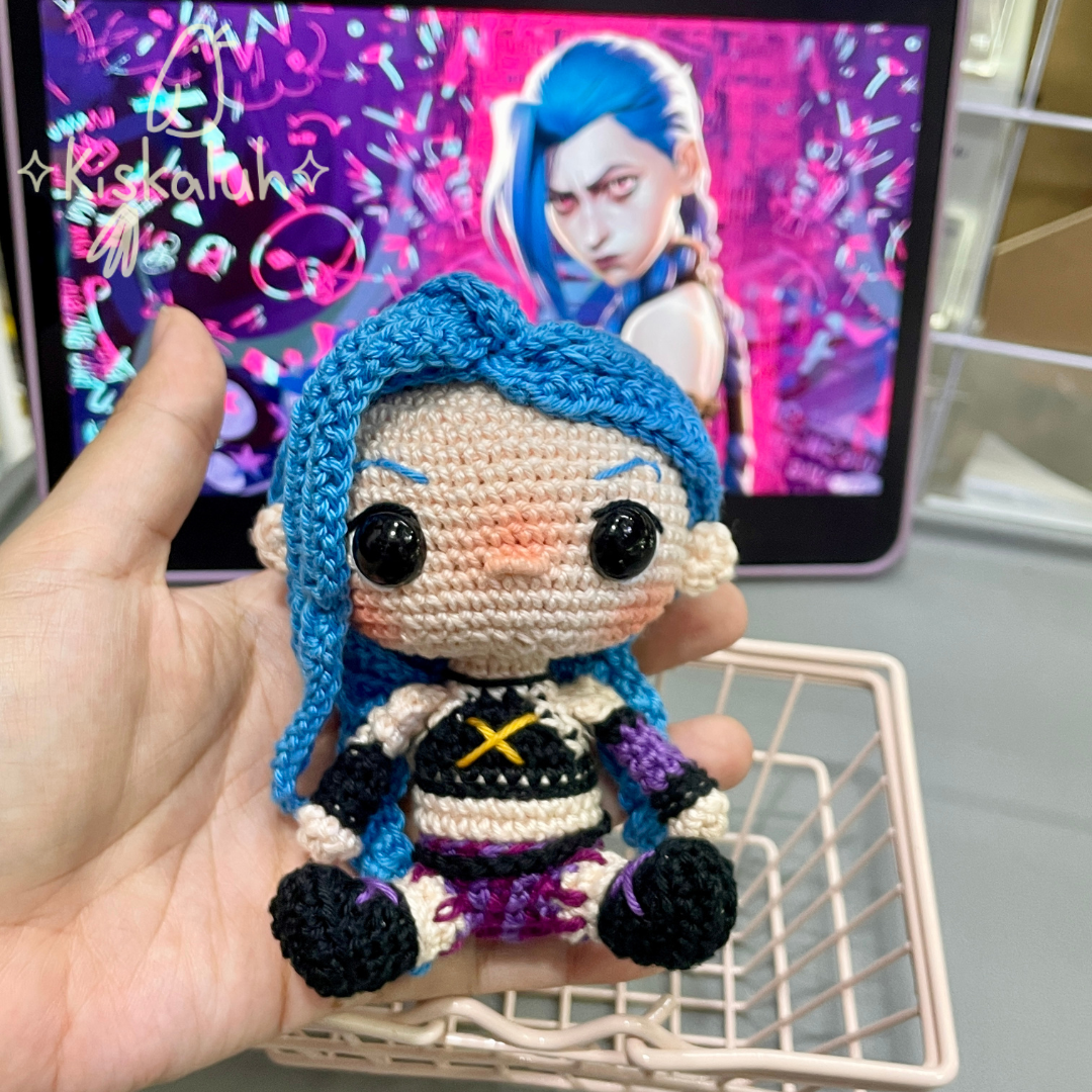 Muñeca tejida Jinx, 10 cm/4 pulg, crochet artesanal, peluche amigurumi,