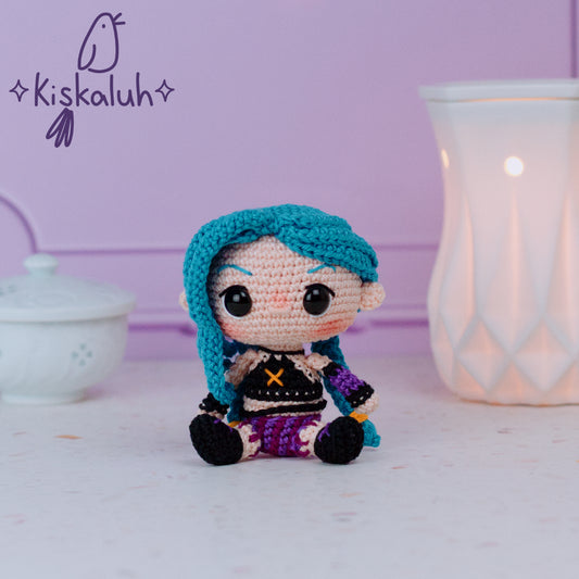 Muñeca tejida Jinx, 10 cm/4 pulg, crochet artesanal, peluche amigurumi,