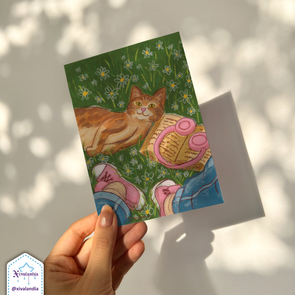 Póster Imprimible Gato naranja entre flores y libros, ilustración digital decorativa