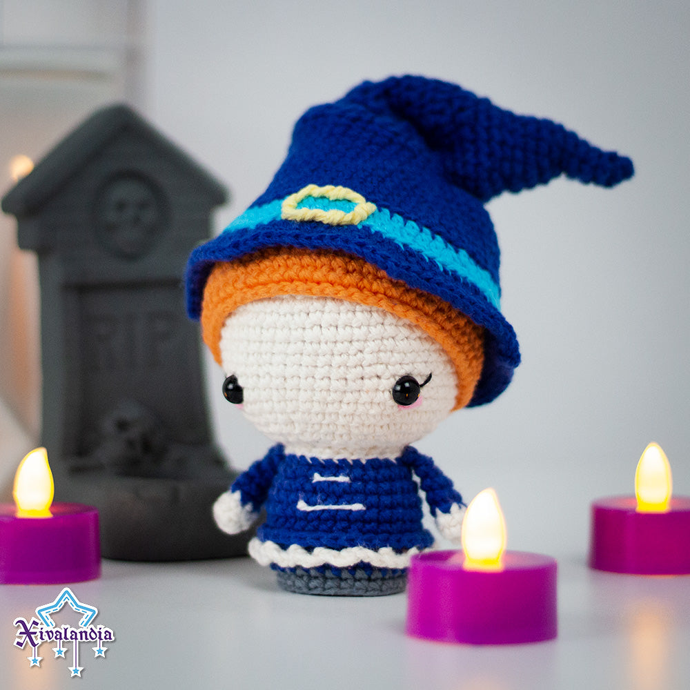 Peluche Bruja decorativo 13 cm, crochet artesanal, amigurumi
