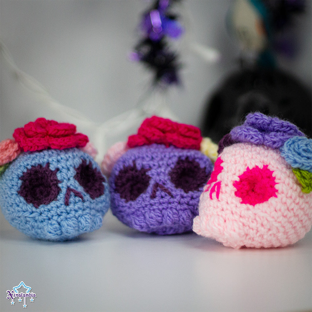 Peluche Cráneo con flores 7cm, calavera crochet artesanal, amigurumi