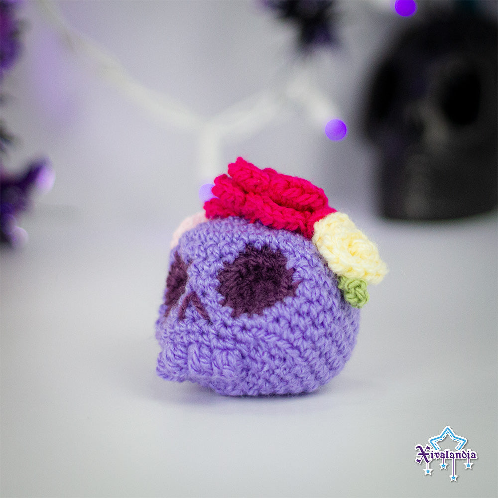 Peluche Cráneo con flores 7cm, calavera crochet artesanal, amigurumi