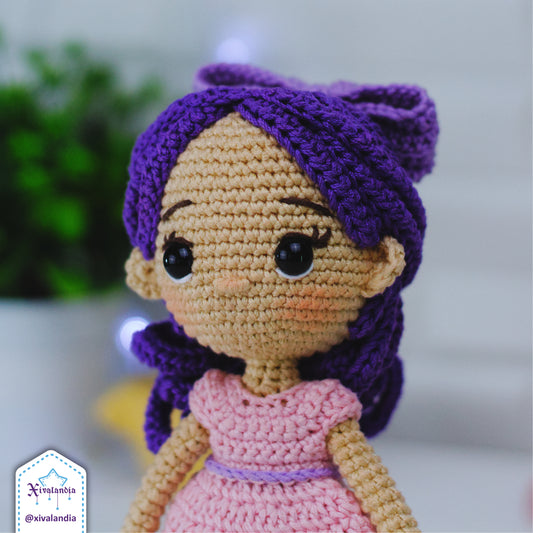 Muñeca tejida Violeta, 22cm/8.5 pulg., crochet artesanal, amigurumi