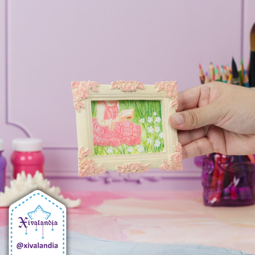 Cuadro mini, Leyendo en el campo con vestido rosa, arte pintado a mano, 12x9cm / 5x3.5 in