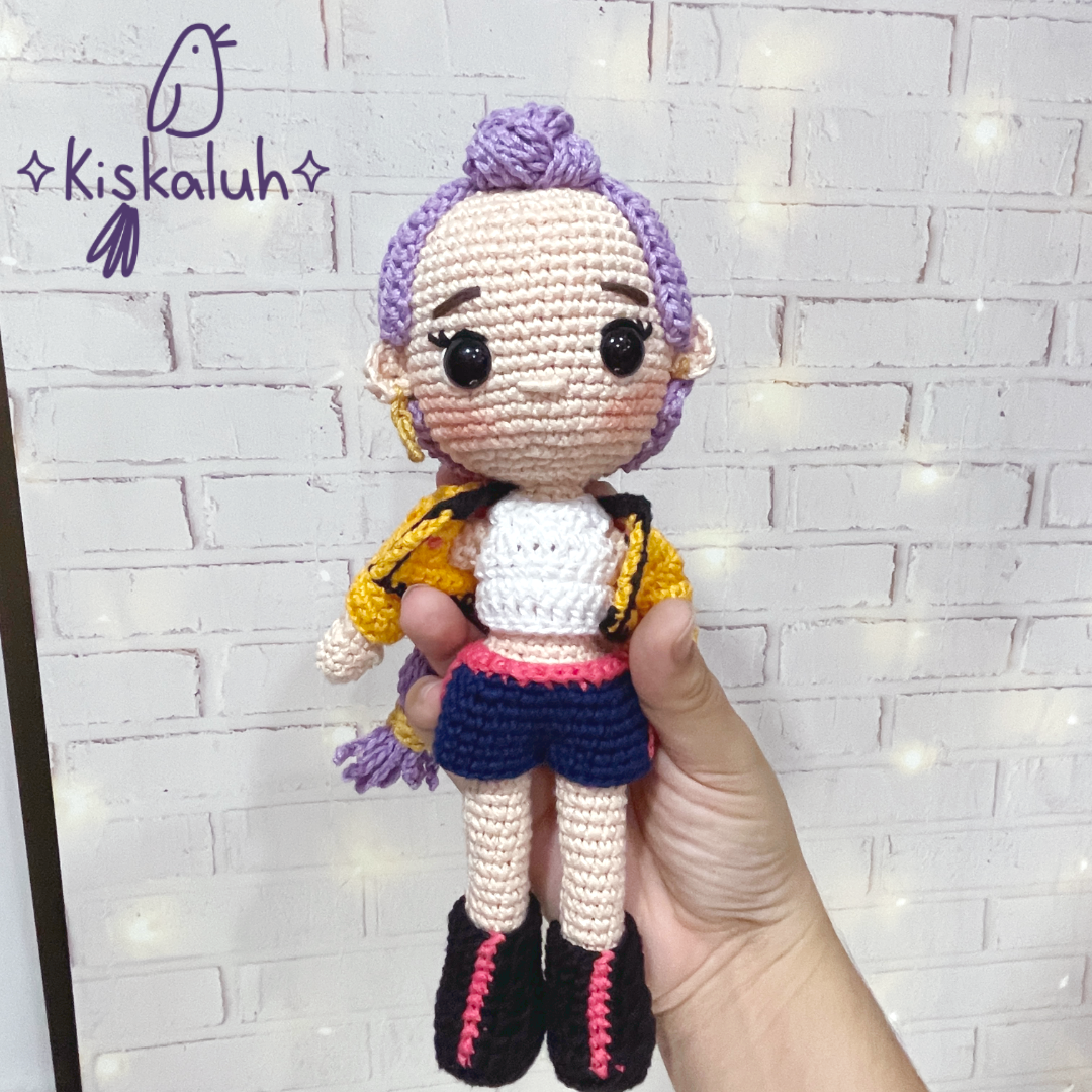 Rumi, Muñeca tejida amigurumi, Kpop demon hunters, crochet artesanal
