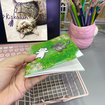 Gatos en el pasto, Libreta de bolsillo artesanal, 10x12 cm /3.9x4.7 in