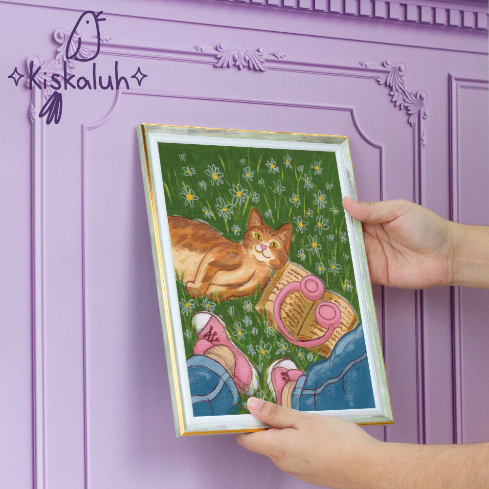 Print Gato naranja entre flores y libros, con marco, 20 x 25 cm / 8x10 pulg.