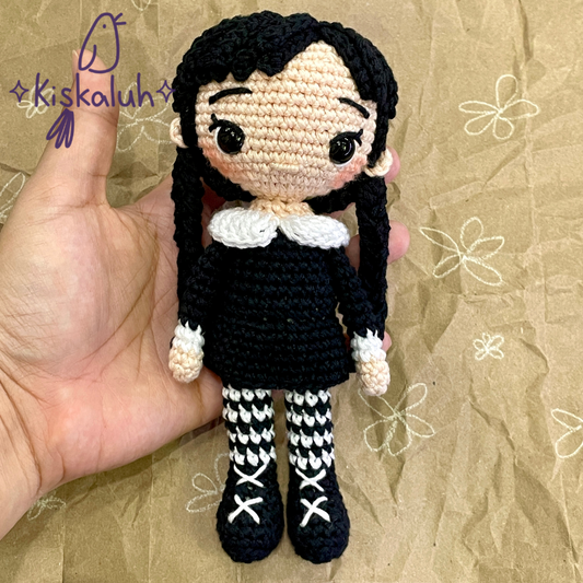 Merlina, Muñeca tejida, Miércoles, amigurumi crochet artesanal,
