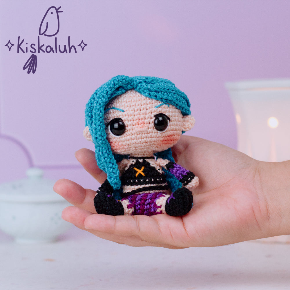 Muñeca tejida Jinx, 10 cm/4 pulg, crochet artesanal, peluche amigurumi,