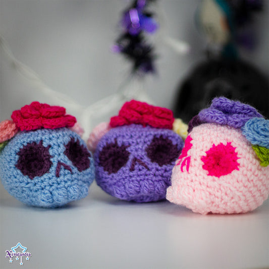Skull with flowers crochet plush - 2.5 in/7cm- skeleton, handmade amigurumi