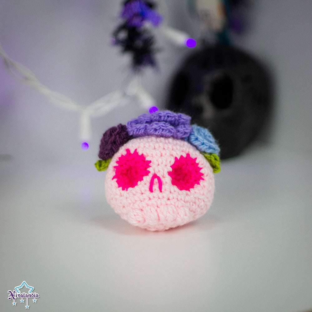 Peluche Cráneo con flores 7cm, calavera crochet artesanal, amigurumi