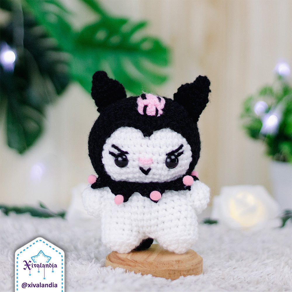 Peluche Kuromi, con gorro en color negro. Mide 11 cm de alto, hecho a mano a crochet con estambre acrílico, ojos plásticos a presión y relleno sintético de poliéster. suave al tacto, ideal para coleccionar o decorar.