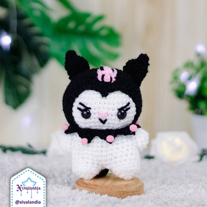 Peluche Kuromi, con gorro en color negro. Mide 11 cm de alto, hecho a mano a crochet con estambre acrílico, ojos plásticos a presión y relleno sintético de poliéster. suave al tacto, ideal para coleccionar o decorar.