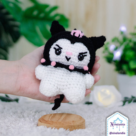 Peluche Kuromi, con gorro en color negro. Mide 11 cm de alto, hecho a mano a crochet con estambre acrílico, ojos plásticos a presión y relleno sintético de poliéster. suave al tacto, ideal para coleccionar o decorar.