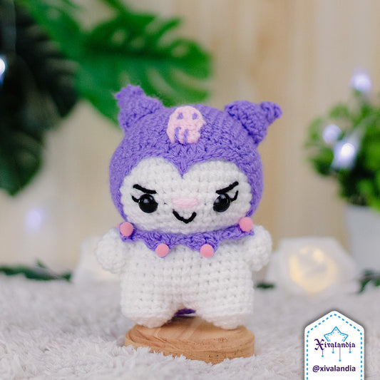 Peluche Kuromi, con gorro en color lila. Mide 11 cm de alto, hecho a mano a crochet con estambre acrílico, ojos plásticos a presión y relleno sintético de poliéster. suave al tacto, ideal para coleccionar o decorar.