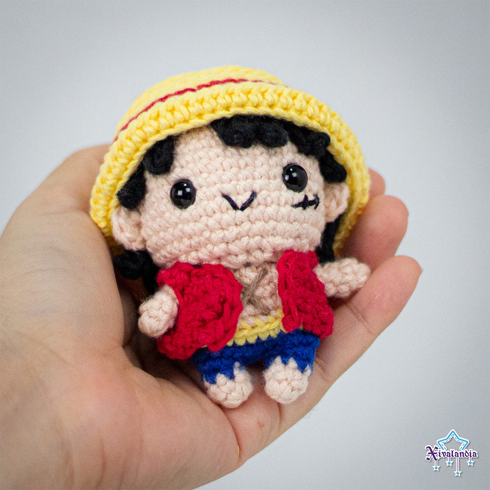 Peluche Mini Luffy de One Piece 9cm, tejido crochet artesanal, amigurumi