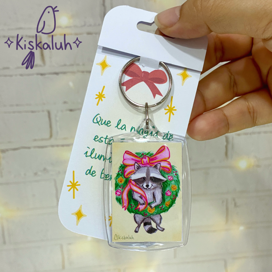 Mapache en corona navideña - Llavero acrílico