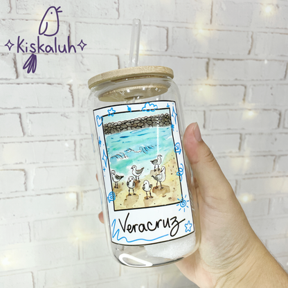 Vaso de Vidrio con Ilustración Original, Tapa de Bambú y Popote, 16oz