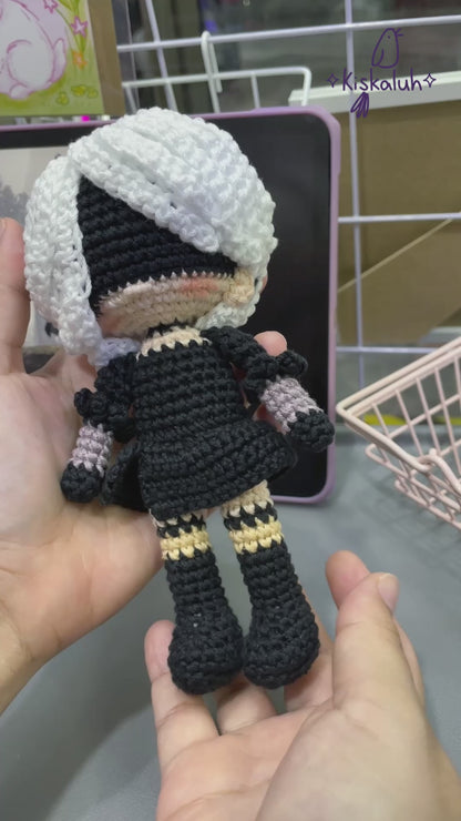 2B, Muñeca tejida amigurumi, crochet artesanal