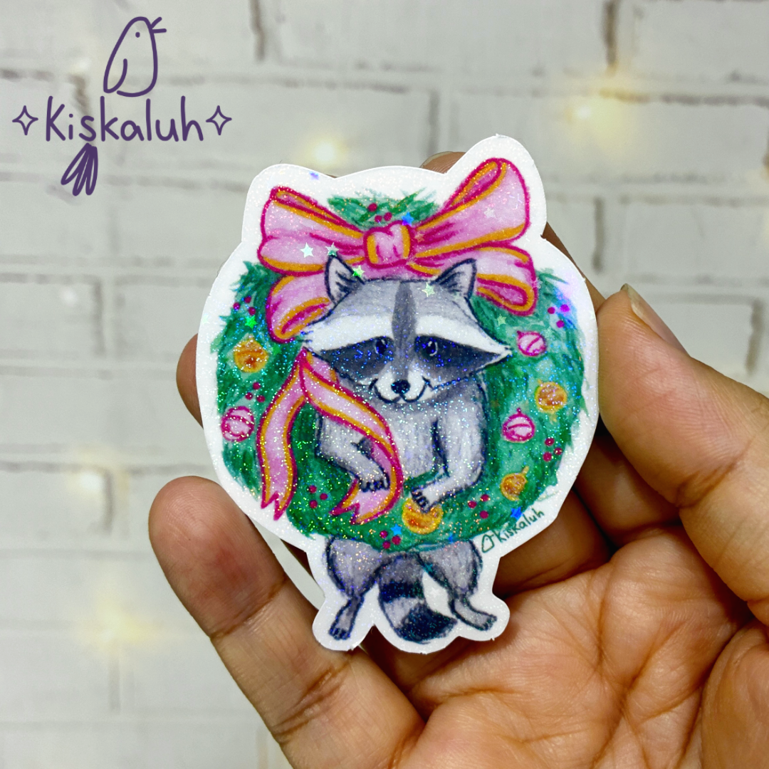 Mapache en corona navideña, Sticker vinil 7cm, Calcomanía pegatina