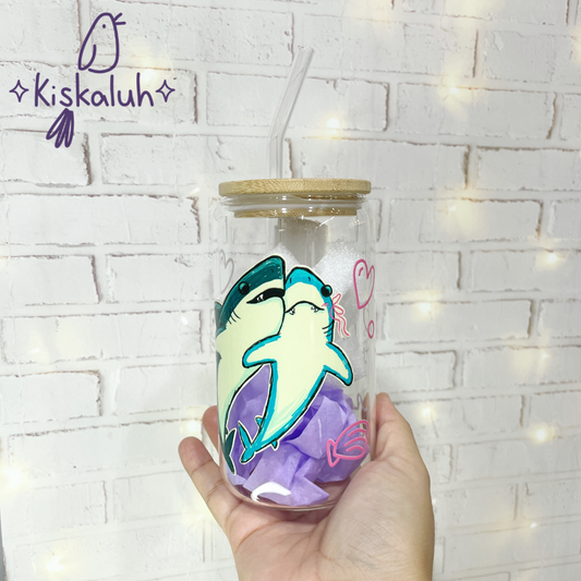 Vaso de Vidrio con Ilustración Original, Tapa de Bambú y Popote, 16oz