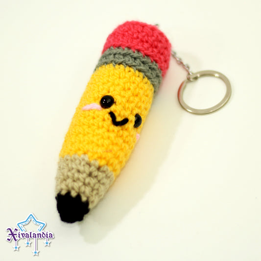 Llavero lápiz de peluche. Es color amarillo, carita sonriendo, goma color mamey. Mide 12 cm de alto, hecho a mano a crochet con estambre acrílico, ojos plásticos a presión y relleno sintético de poliéster. suave al tacto, ideal para colgar en la mochila, bolsa, llavero o decorar.