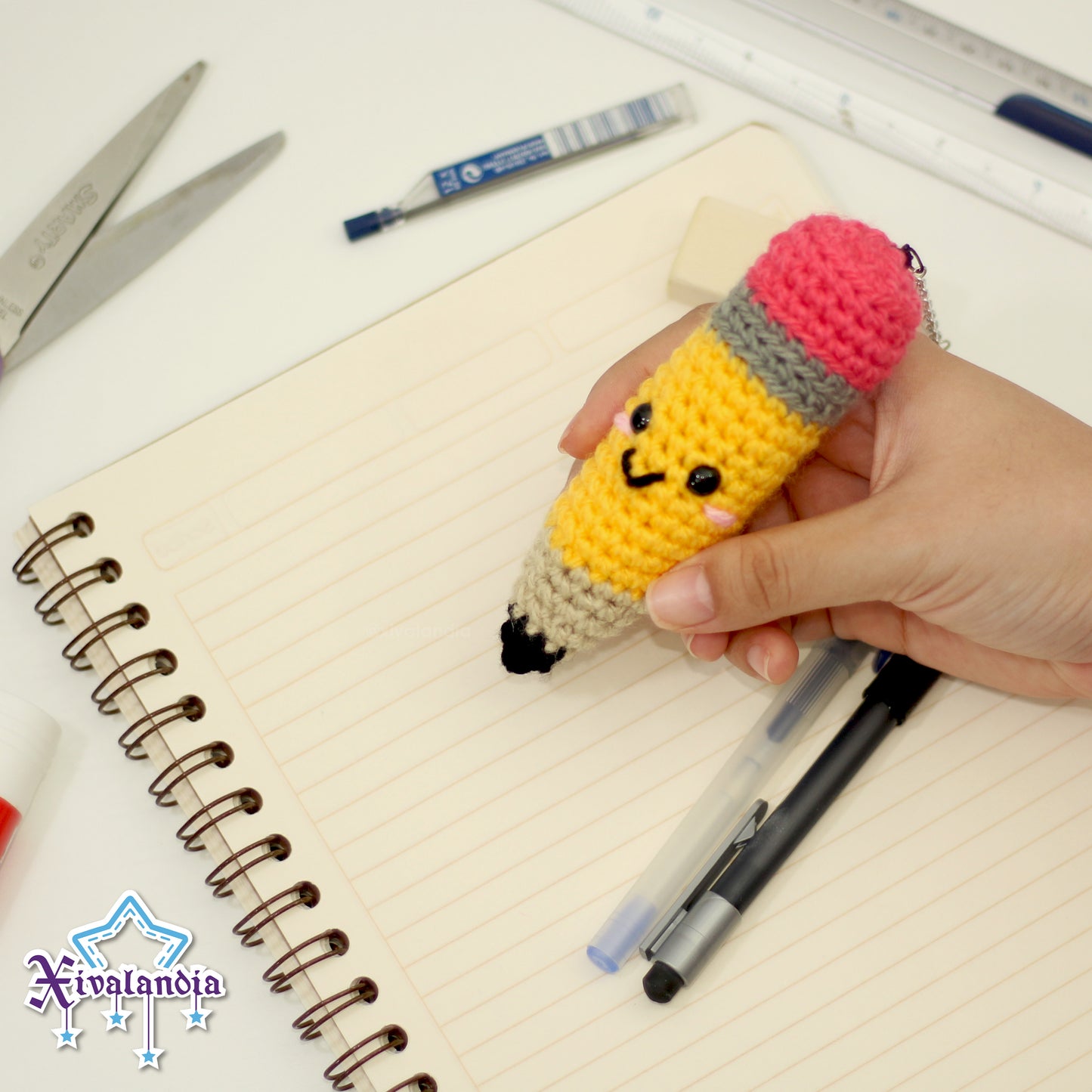 Llavero Lápiz 12cm, peluche tejido artesanal, amigurumi